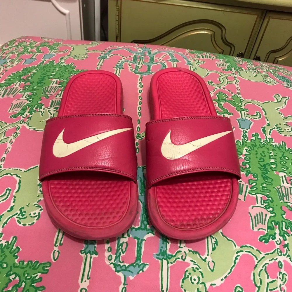 Nike pink Benassi Swoosh Slides size 8